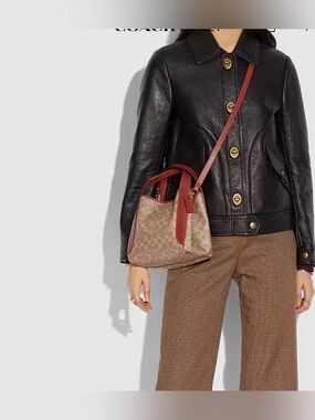 Coach Hadley Hobo 21 In Signature Canvas. New no tag. Color tan caramel